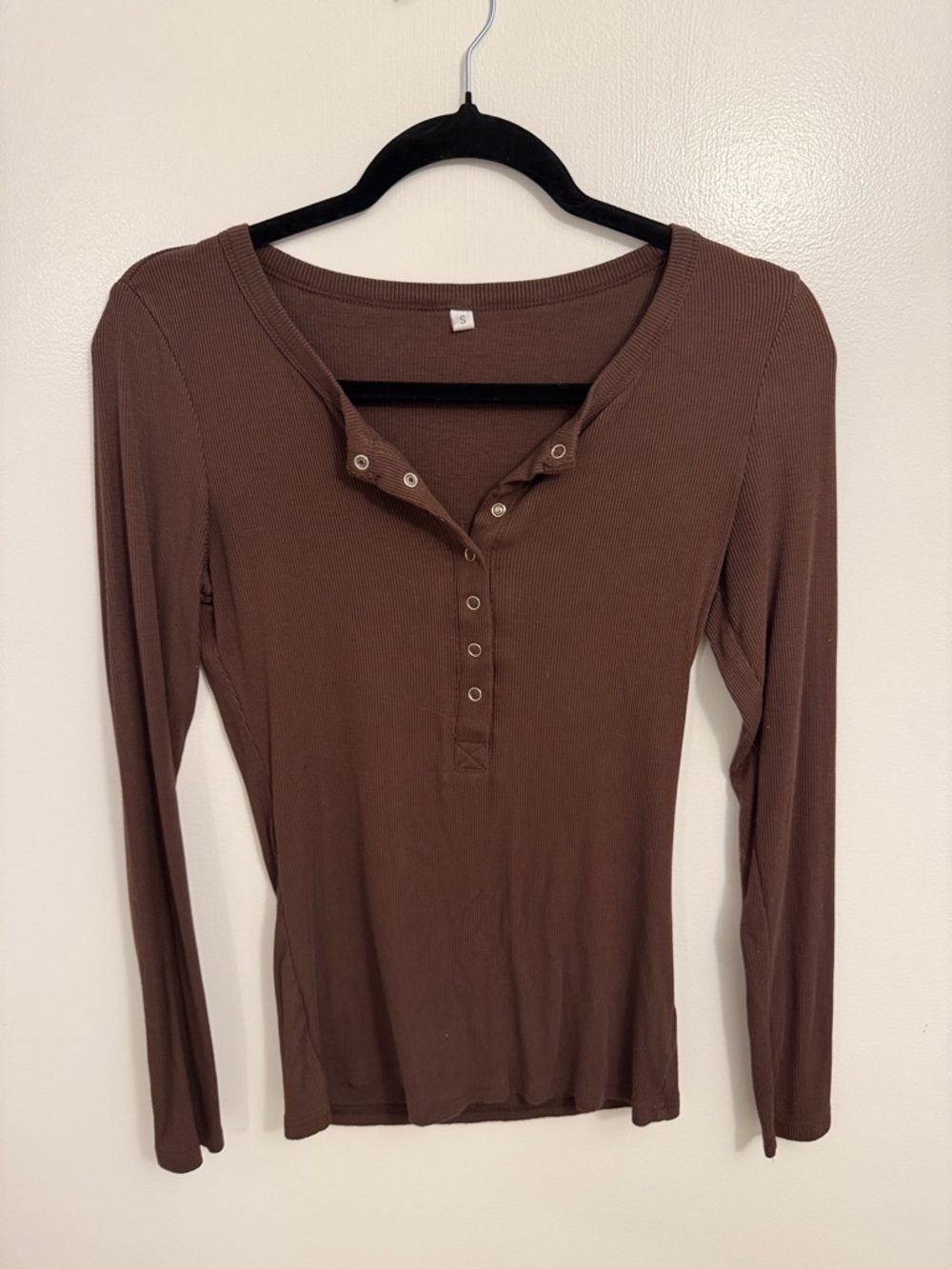 Ribbed Brown Henley Long-Sleeve Tee - Women